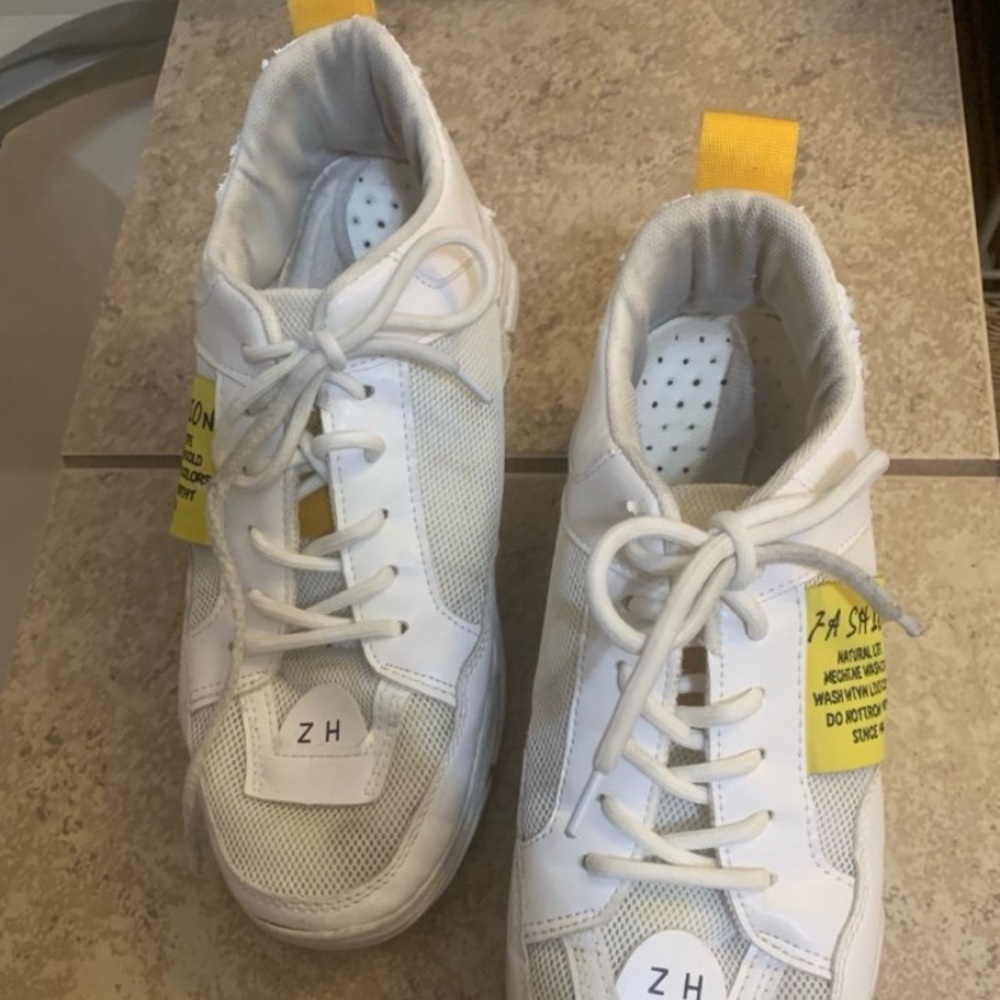 “Fashion” Unisex White mesh and leather-look sneaker with the letters “ZH”.